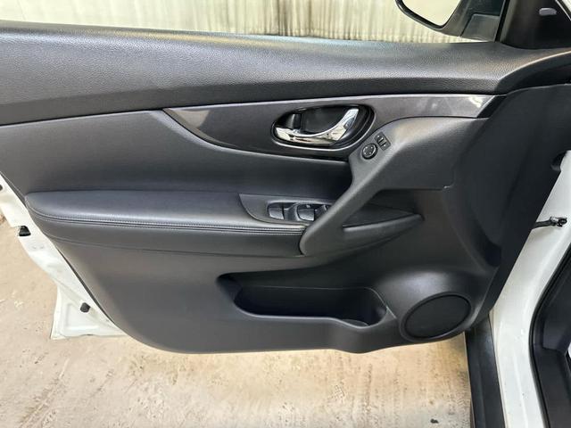 Photo of 2017 Glacier White Nissan Rogue