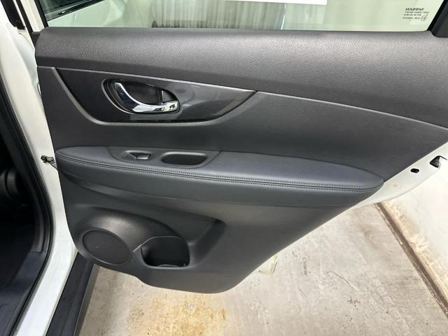 Photo of 2017 Glacier White Nissan Rogue