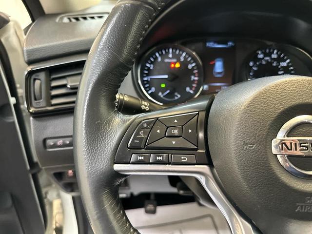 Photo of 2017 Glacier White Nissan Rogue