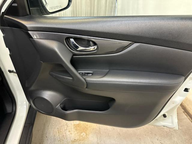 Photo of 2017 Glacier White Nissan Rogue
