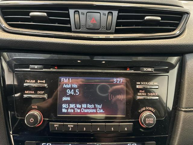 Photo of 2017 Glacier White Nissan Rogue