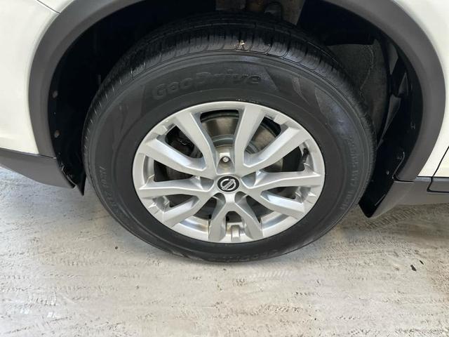 Photo of 2017 Glacier White Nissan Rogue