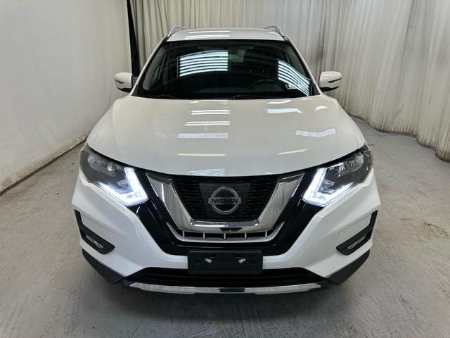 Photo of 2017 Glacier White Nissan Rogue