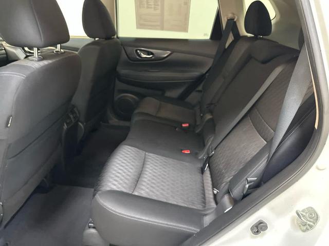 Photo of 2017 Glacier White Nissan Rogue
