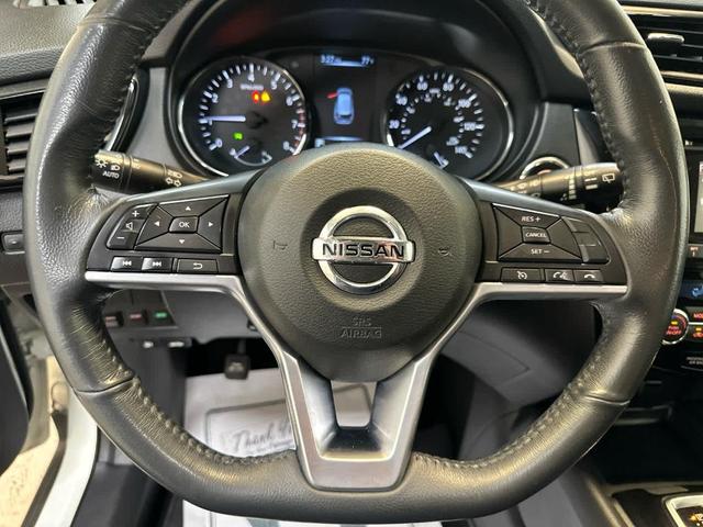 Photo of 2017 Glacier White Nissan Rogue