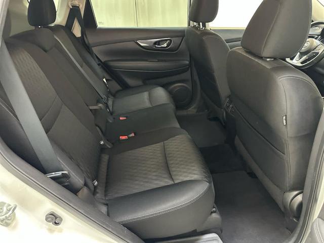 Photo of 2017 Glacier White Nissan Rogue
