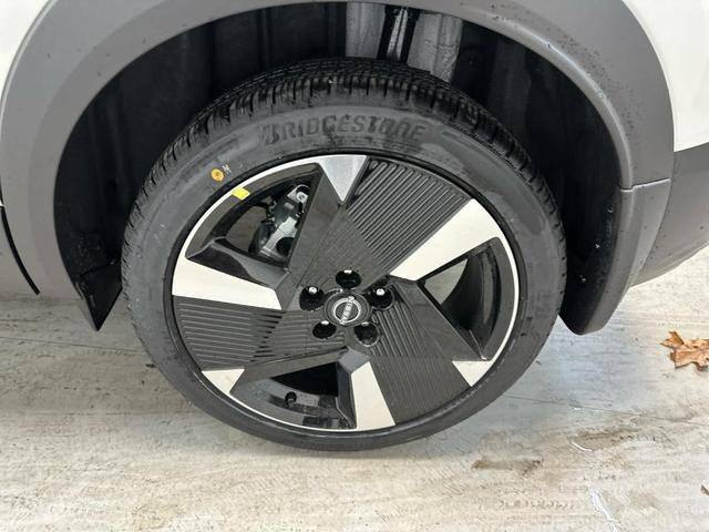 Photo of 2025 Aspen White Tri Nissan Kicks