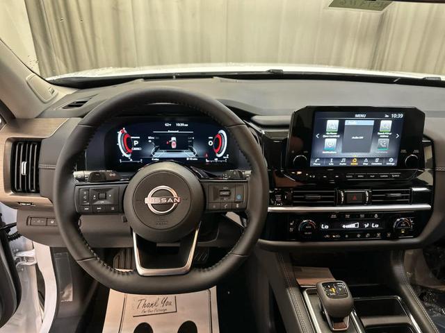 Photo of 2025 Everest White P Nissan Pathfinder
