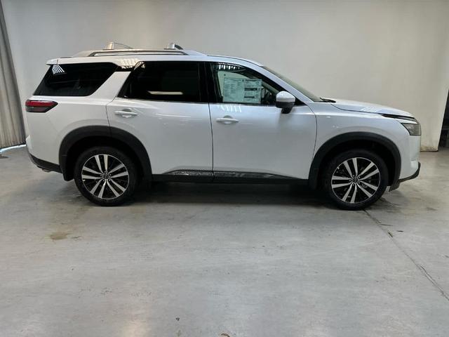 Photo of 2025 Everest White P Nissan Pathfinder
