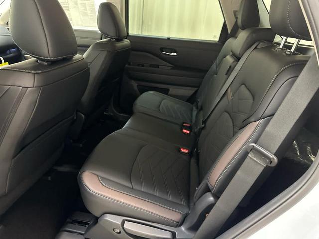 Photo of 2025 Everest White P Nissan Pathfinder
