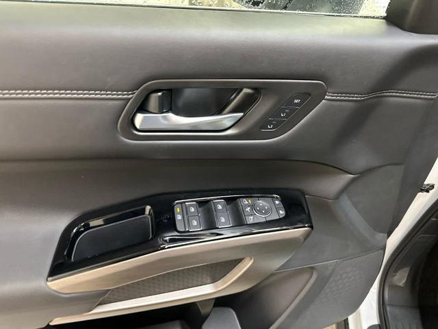 Photo of 2025 Everest White P Nissan Pathfinder