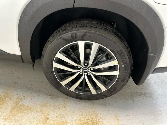 Photo of 2025 Everest White P Nissan Pathfinder