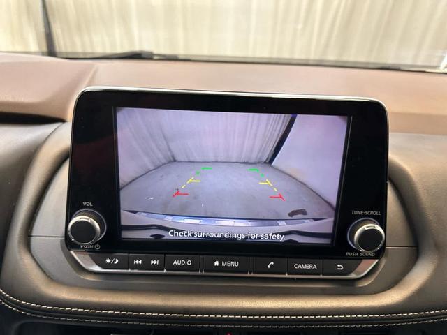 Photo of 2023 Pearl White Tri-Coat Nissan Rogue
