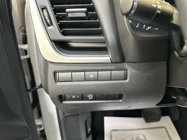 Photo of 2023 Pearl White Tri-Coat Nissan Rogue