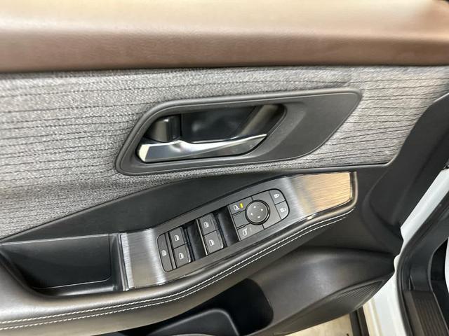 Photo of 2023 Pearl White Tri-Coat Nissan Rogue