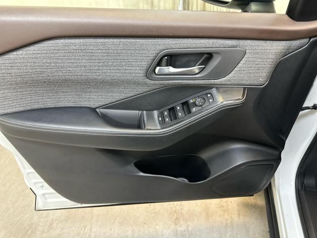 Photo of 2023 Pearl White Tri-Coat Nissan Rogue