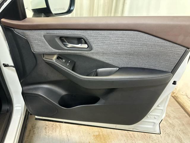 Photo of 2023 Pearl White Tri-Coat Nissan Rogue