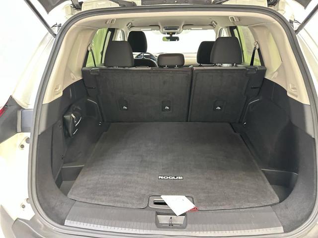 Photo of 2023 Pearl White Tri-Coat Nissan Rogue