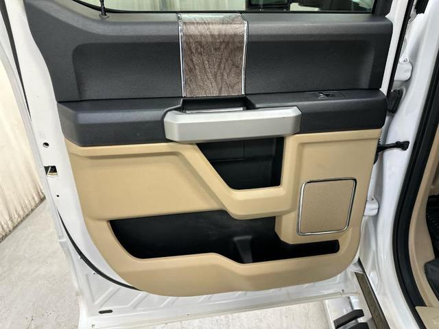 Photo of 2018 White Platinum Tri-Coat Metallic Ford F-350