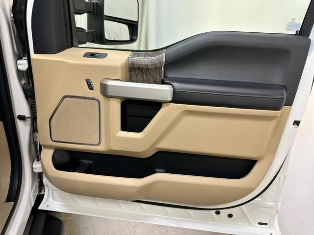 Photo of 2018 White Platinum Tri-Coat Metallic Ford F-350