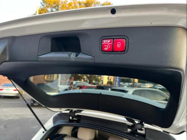 Photo of 2018 White Mercedes-Benz GLC 300
