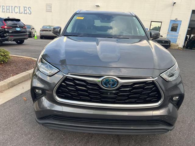 Photo of 2020 Magnetic Gray Metallic Toyota Highlander Hybrid