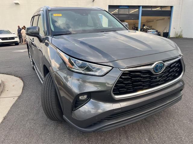 Photo of 2020 Magnetic Gray Metallic Toyota Highlander Hybrid