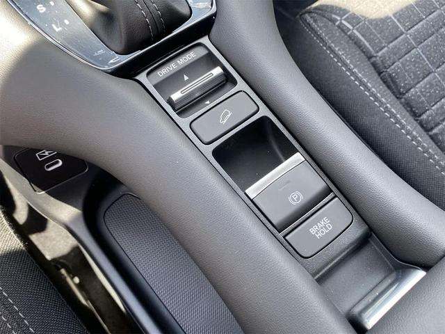 Photo of 2026 Platinum White Pearl Honda HR-V