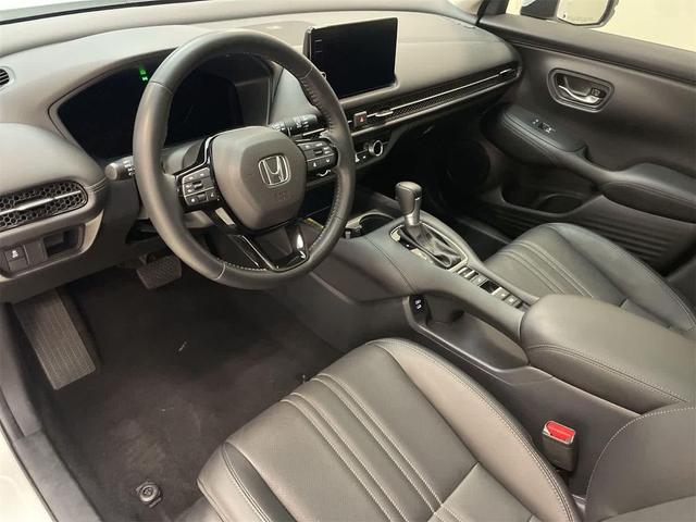 Photo of 2025 Platinum White Pearl Honda HR-V