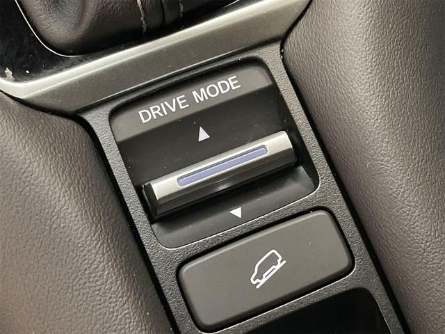 Photo of 2025 Platinum White Pearl Honda HR-V