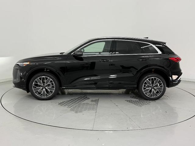 Photo of 2025 Mythos Black Metallic Audi Q5