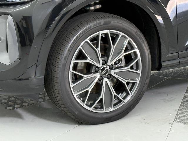 Photo of 2025 Mythos Black Metallic Audi Q5