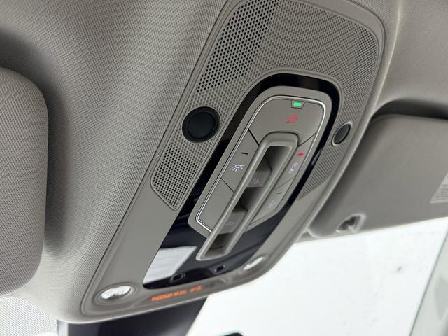 Photo of 2025 Glacier White Metallic Audi Q7