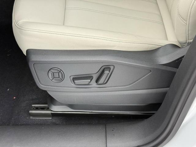 Photo of 2025 Glacier White Metallic Audi Q5