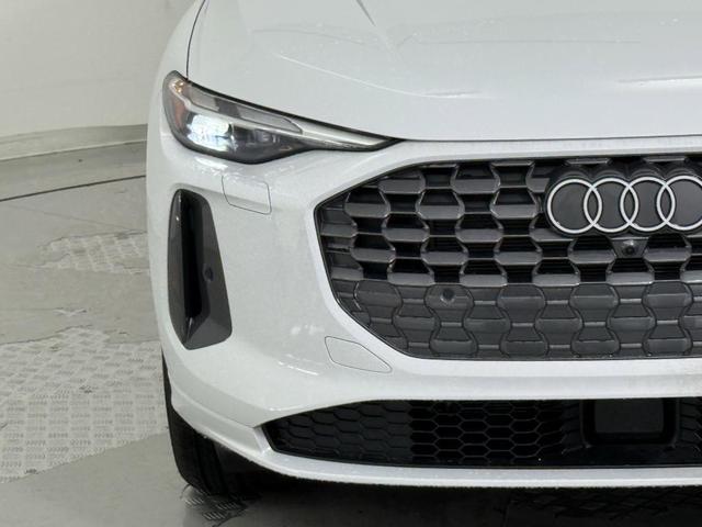 Photo of 2025 Glacier White Metallic Audi Q5