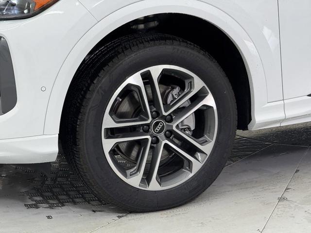 Photo of 2025 Glacier White Metallic Audi Q5