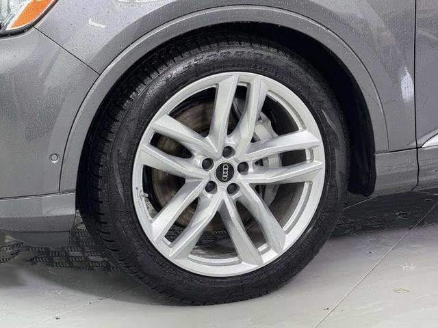 Photo of 2025 Samurai Gray Metallic Audi Q7