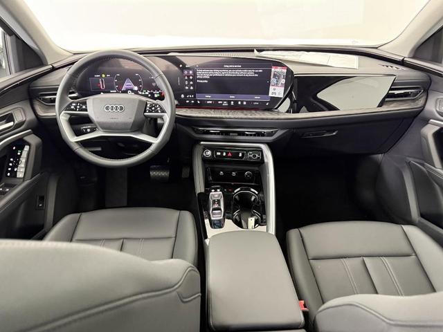 Photo of 2025 Mythos Black Metallic Audi Q5