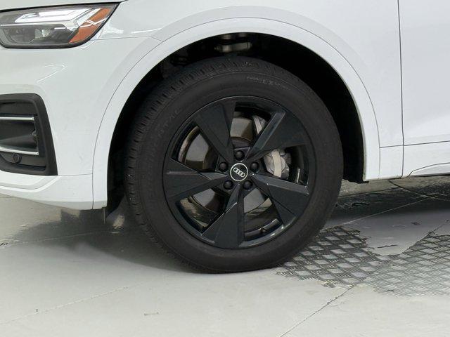 Photo of 2022 Glacier White Metallic Audi Q5