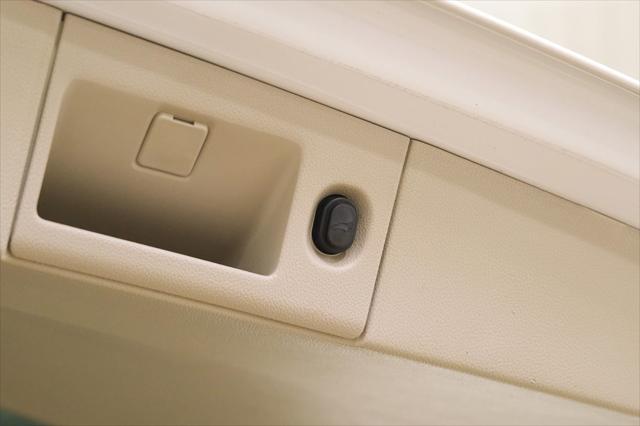 Photo of 2018 Crystal White Tricoat Cadillac Escalade