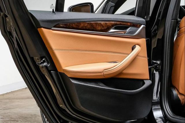 Photo of 2018 Black Sapphire Metallic BMW 530