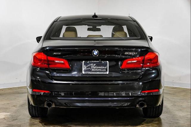 Photo of 2018 Black Sapphire Metallic BMW 530