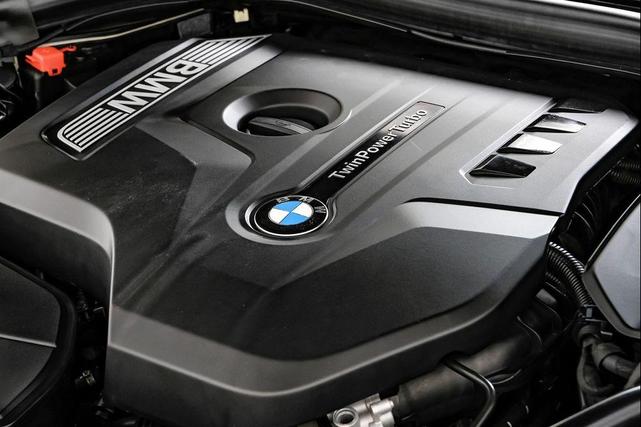 Photo of 2018 Black Sapphire Metallic BMW 530