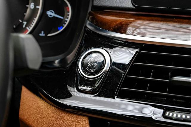 Photo of 2018 Black Sapphire Metallic BMW 530