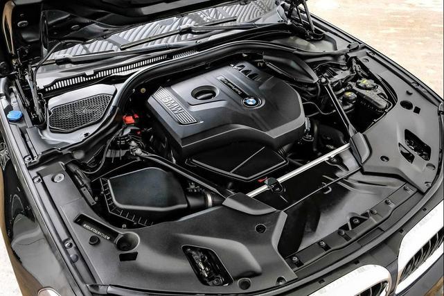 Photo of 2018 Black Sapphire Metallic BMW 530