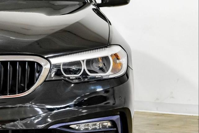 Photo of 2018 Black Sapphire Metallic BMW 530