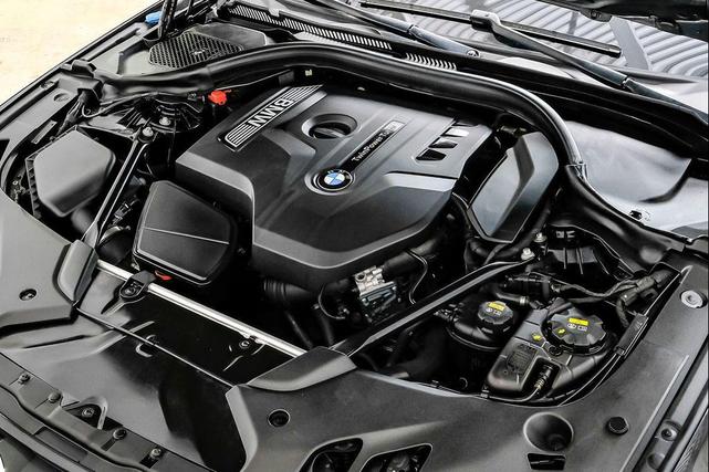 Photo of 2018 Black Sapphire Metallic BMW 530