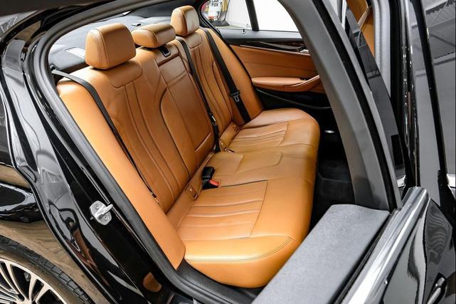Photo of 2018 Black Sapphire Metallic BMW 530