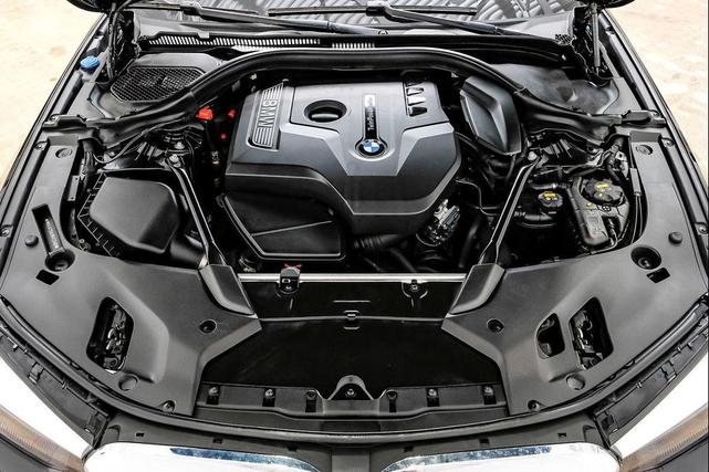 Photo of 2018 Black Sapphire Metallic BMW 530