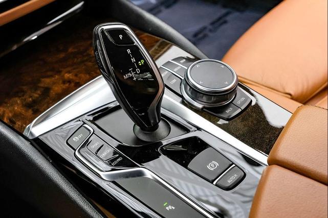 Photo of 2018 Black Sapphire Metallic BMW 530